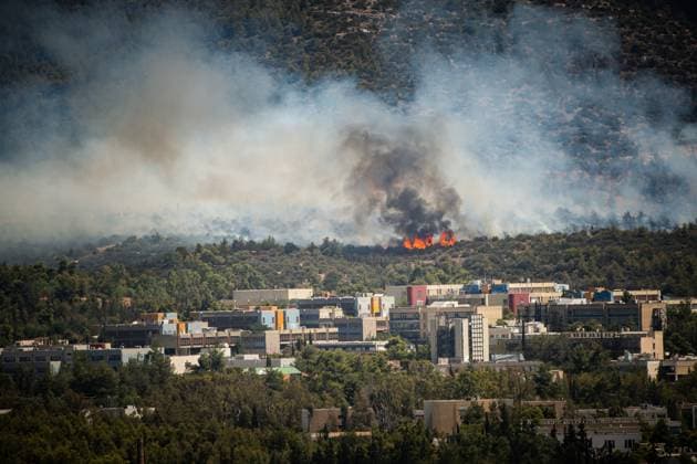 Wildfire In Athens, Greece Firefighters respond by air while a wildfire threatens the Polytechnic Campus of National Technical University of Athens, near the Zografou Area in Athens, Greece, on July 28, 2025 Athens Greece  Copyright: xDimitrisxMantzouranisx originalFilename: mantzouranis-notitle250728_npqpi.jpg