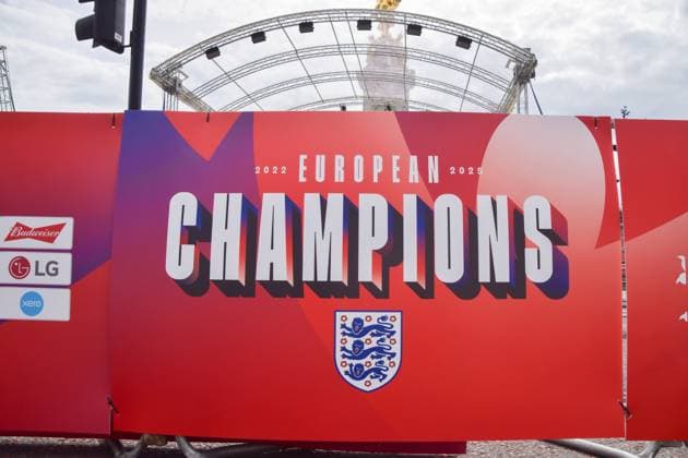 July 28, 2025, London, England, United Kingdom: Workers build the stage at the Victoria Memorial ahead of the celebrations. The England women s national football team, known as the Lionesses, beat Spain to wih the Euro 2025 championship, and will celebrate with a procession along The Mall and in front of Buckingham Palace. London United Kingdom - ZUMAv130 20250728_zip_v130_037 Copyright: xVukxValcicx