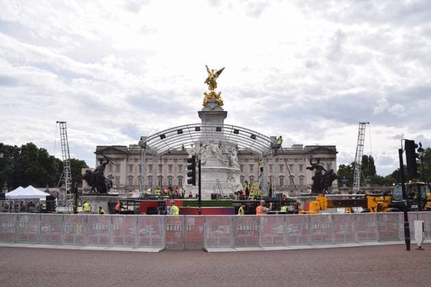 July 28, 2025, London, England, United Kingdom: Workers build the stage at the Victoria Memorial ahead of the celebrations. The England women s national football team, known as the Lionesses, beat Spain to wih the Euro 2025 championship, and will celebrate with a procession along The Mall and in front of Buckingham Palace. London United Kingdom - ZUMAv130 20250728_zip_v130_038 Copyright: xVukxValcicx