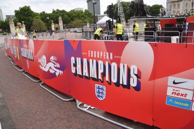 July 28, 2025, London, England, United Kingdom: Workers build the stage at the Victoria Memorial ahead of the celebrations. The England women s national football team, known as the Lionesses, beat Spain to wih the Euro 2025 championship, and will celebrate with a procession along The Mall and in front of Buckingham Palace. London United Kingdom - ZUMAv130 20250728_zip_v130_040 Copyright: xVukxValcicx