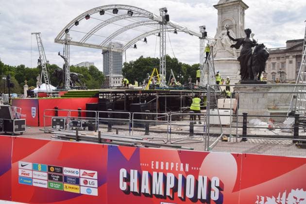 July 28, 2025, London, England, United Kingdom: Workers build the stage at the Victoria Memorial ahead of the celebrations. The England women s national football team, known as the Lionesses, beat Spain to wih the Euro 2025 championship, and will celebrate with a procession along The Mall and in front of Buckingham Palace. London United Kingdom - ZUMAv130 20250728_zip_v130_042 Copyright: xVukxValcicx