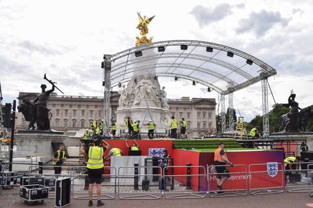 July 28, 2025, London, England, United Kingdom: Workers build the stage at the Victoria Memorial ahead of the celebrations. The England women s national football team, known as the Lionesses, beat Spain to wih the Euro 2025 championship, and will celebrate with a procession along The Mall and in front of Buckingham Palace. London United Kingdom - ZUMAv130 20250728_zip_v130_043 Copyright: xVukxValcicx