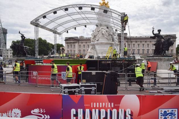 July 28, 2025, London, England, United Kingdom: Workers build the stage at the Victoria Memorial ahead of the celebrations. The England women s national football team, known as the Lionesses, beat Spain to wih the Euro 2025 championship, and will celebrate with a procession along The Mall and in front of Buckingham Palace. London United Kingdom - ZUMAv130 20250728_zip_v130_045 Copyright: xVukxValcicx