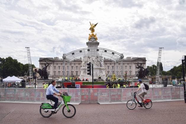 July 28, 2025, London, England, United Kingdom: Workers build the stage at the Victoria Memorial ahead of the celebrations. The England women s national football team, known as the Lionesses, beat Spain to wih the Euro 2025 championship, and will celebrate with a procession along The Mall and in front of Buckingham Palace. London United Kingdom - ZUMAv130 20250728_zip_v130_046 Copyright: xVukxValcicx