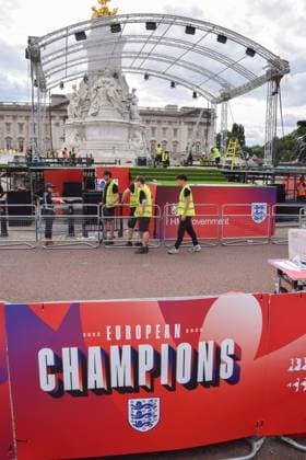 July 28, 2025, London, England, United Kingdom: Workers build the stage at the Victoria Memorial ahead of the celebrations. The England women s national football team, known as the Lionesses, beat Spain to wih the Euro 2025 championship, and will celebrate with a procession along The Mall and in front of Buckingham Palace. London United Kingdom - ZUMAv130 20250728_zip_v130_047 Copyright: xVukxValcicx