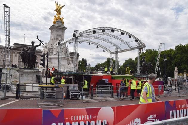 July 28, 2025, London, England, United Kingdom: Workers build the stage at the Victoria Memorial ahead of the celebrations. The England women s national football team, known as the Lionesses, beat Spain to wih the Euro 2025 championship, and will celebrate with a procession along The Mall and in front of Buckingham Palace. London United Kingdom - ZUMAv130 20250728_zip_v130_048 Copyright: xVukxValcicx