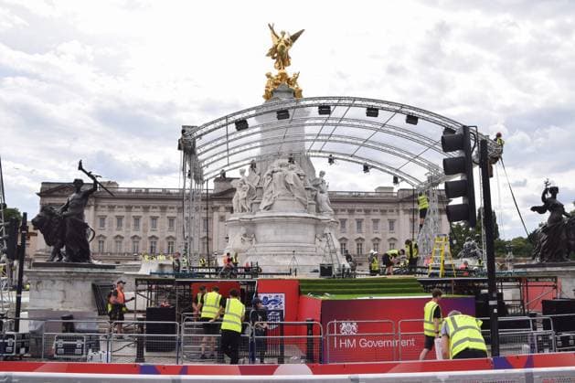 July 28, 2025, London, England, United Kingdom: Workers build the stage at the Victoria Memorial ahead of the celebrations. The England women s national football team, known as the Lionesses, beat Spain to wih the Euro 2025 championship, and will celebrate with a procession along The Mall and in front of Buckingham Palace. London United Kingdom - ZUMAv130 20250728_zip_v130_049 Copyright: xVukxValcicx