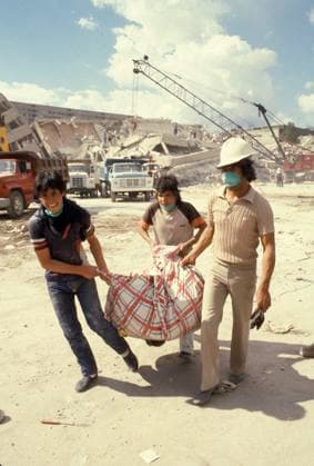 Earthquake in Mexico Sep 19, 1985 - Mexico City, Mexico - A magnitude 8.1 earthquake occurred off the Pacific coast of Mexico. The damage was concentrated in a 25 km 2 area of Mexico City, 350 km from the epicenter. The underlying geology and geologic history of Mexico City contributed to this unusual concentration of damage at a distance from the epicenter. Of a population of 18 million, an estimated 10,000 people were killed, and 50,000 were injured. In addition, 250,000 people lost their homes and property damage amounted to billion. PICTURED: Mexicans try to save a live Copyright: xMarioxRuizx