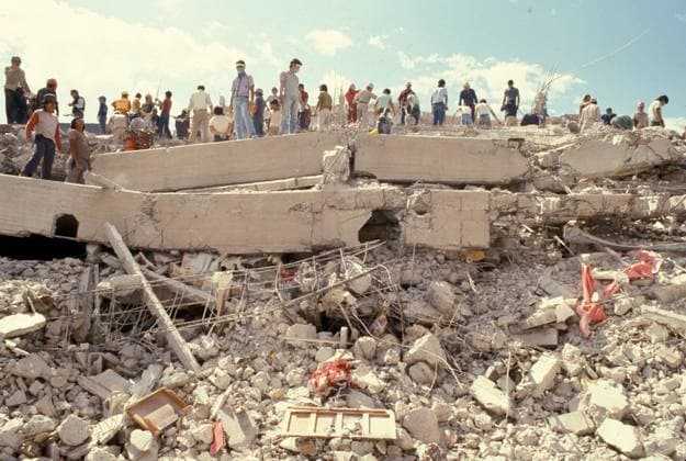 Earthquake in Mexico Sep 19, 1985 - Mexico City, Mexico - A magnitude 8.1 earthquake occurred off the Pacific coast of Mexico. The damage was concentrated in a 25 km 2 area of Mexico City, 350 km from the epicenter. The underlying geology and geologic history of Mexico City contributed to this unusual concentration of damage at a distance from the epicenter. Of a population of 18 million, an estimated 10,000 people were killed, and 50,000 were injured. In addition, 250,000 people lost their homes and property damage amounted to billion. PICTURED: Damage caused by a earthquake Copyright: xMarioxRuizx