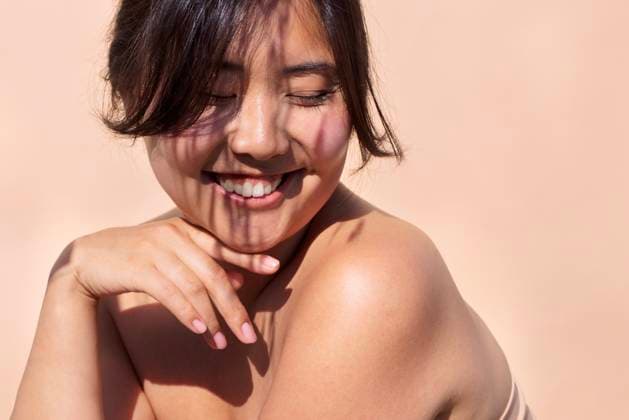 Creative Highlights Symbolbilder Asiatische Frau mit freudigem Gesichtsausdruck, die sanft lächelt und ihr Kinn auf die Hand stützt, beleuchtet von natürlichem Licht, das Schönheit und Wärme in einer heiteren Atmosphäre zeigt Happy female with a radiant smile, resting her chin on her hand, surrounded by soft light and gentle shadows, creating a peaceful and inviting ambiance (License=RF) ,model released, Symbolfoto Copyright: xZoonar.com DashaxPetrenkox 23796868 ,model released, Symbolfoto ,property released