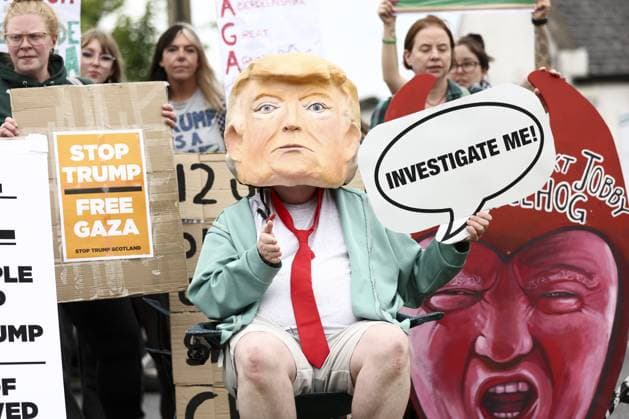 Bilder des Jahres 2025, News 07 Juli Protesters rally near Trump’s Scottish golf course ahead of US presidential visit BALMEDIE, SCOTLAND - JULY 28: Demonstrators gather near Trump International Golf Links Aberdeen to voice opposition to U.S. President Donald Trump ahead of his scheduled visit to the golf course in Balmedie, on July 28, 2025, in Aberdeen, Scotland. Protesters held banners and chanted slogans criticizing Trump’s policies and presence in the UK. Ewan Bootman Anadolu Aberdeen Scotland. Editorial use only. Please get in touch for any other usage.  Copyright: x2025xAnadoluxEwanxBootmanx