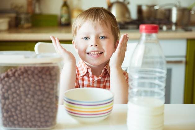 Creative Highlights Symbolbilder Adorable glückliches Kind Junge bereitet Frühstück oder Mittagessen Schokolade Müsli mit Milch Adorable happy kid boy preparing breakfast or lunch chocolate cereal with milk (License=RF) ,model released, Symbolfoto Copyright: xZoonar.com IrinaxPavlovax 23800337 ,model released, Symbolfoto ,property released