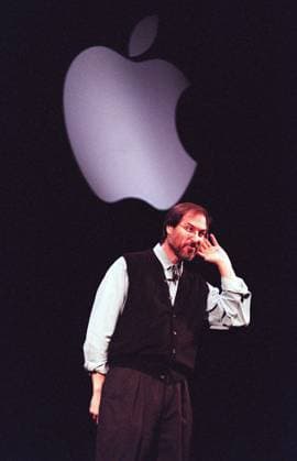 IMAGO History, 250 Jahre USA, Digitales Zeitalter: Entwicklung des Internets und Aufstieg von Silicon Valley Steve Jobs Nov. 10, 1997 - Cupertino, CA, USA - In this November 10, 1997 file photograph, Apple Computer Interim CEO, Steve Jobs listens for a response from the large crowd gathered at the Flint Center in Cupertino, California, during his announcement of the G3 computer, The Apple Store and build-to-order service. Copyright: xGaryxReyesx