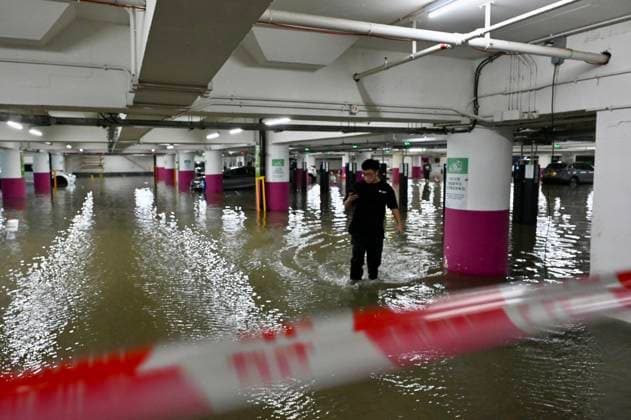 News Bilder des Tages Hong Kong Rainstorm A general view showing water at a flooded underground parking garage on July 29, 2025 in Hong Kong. The Hong Kong observatory has issued the Black rainstorm warning indicating that hong kong is experiencing massive rainfall. (Photo by Kobe Li Nexpher Images)