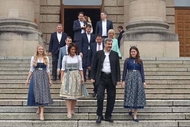 News Bilder des Tages Ministerpraesident Dr. Markus Soeder laedt mit der Bayerischen Milchkoenigin und der Milchprinzessin die Kabinettsmitglieder als gesunden Start in den Tag auf Milchgetraenke im unteren Hofgarten ein. Letzte Kabinettssitzung der Bayerischen Staatsregierung vor der Sommerpause am 29.07.2025 Markus SOEDER (Ministerpraesident Bayern und CSU Vorsitzender) eroeffnet die Sitzung im Kabinettssaal, Sitzung des Ministerrates in der Bayerischen Staatskanzlei in Muenchen. *** State Premier Dr. Markus Soeder, together with the Bavarian Milk Queen and the Milk Princess, invites the cabinet members to a healthy start to the day with milk drinks in the lower Hofgarten Last cabinet meeting of the Bavarian State Government before the summer break on 29 07