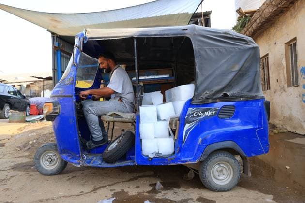 Life comes to a halt in parts of Iraq as temperatures exceed 50 degrees Celsius BAGHDAD, IRAQ - JULY 28: A man carries blocks of ice with a vehicle as soaring temperatures above 50 degrees Celsius bring daily life to a standstill in Baghdad, Iraq on July 28, 2025. Especially in Baghdad, Basra, and southern regions, experts warn of serious health risks, while prolonged power outages worsen the impact of extreme heat. The lack of electricity disrupts cooling systems and prevents even drinking water from being chilled, increasing daily hardships. The combined effect of blackouts and scorching heat has led to a spike in ice demand, with Iraqis purchasing ice blocks to keep food and drinks cool. Workers at an ice factory in Baghdad work long hou  Copyright: x2025xAnadoluxMurtadhaxAl-Sudanix