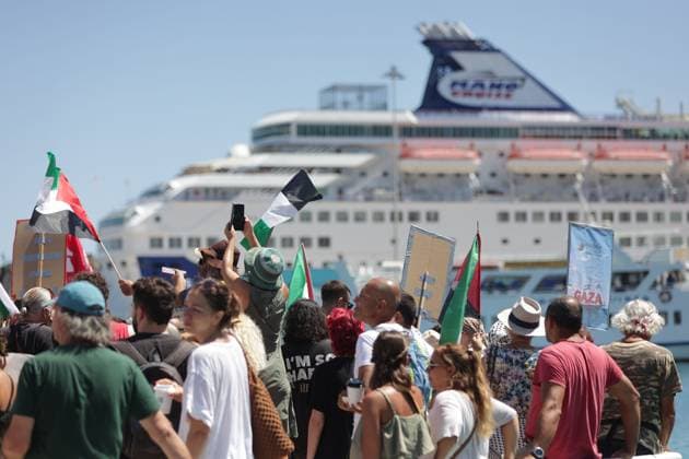 Bilder des Jahres 2025, News 07 Juli News Bilder des Tages Protest against arrival of Israeli cruise passengers in Crete AGIOS NIKOLAOS, GREECE - JULY 29: Hundreds demonstrate against the arrival of Israeli cruise passengers in Agios Nikolaos, Crete, Greece on July 29, 2025. Kostas Metaxakis Anadolu Crete Greece. Editorial use only. Please get in touch for any other usage.  Copyright: x2025xAnadoluxKostasxMetaxakisx