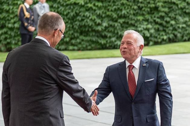 Friedrich Merz, Bundeskanzler, und Majestät König Abdullah II. bin al-Hussein, König des Haschemitischen Königreichs Jordanien, bei der Begrüßung mit militärischen Ehren;König des Haschemitischen Königreichs Jordanien zu Besuch im Bundeskanzleramt in Berlin, Berlin Berlin Deutschland Bundeskanzleramt *** Friedrich Merz, Federal Chancellor, and His Majesty King Abdullah II bin al Hussein, King of the Hashemite Kingdom of Jordan, greeting with military honors King of the Hashemite Kingdom of Jordan visiting the Federal Chancellery in Berlin, Berlin Berlin Germany Federal Chancellery