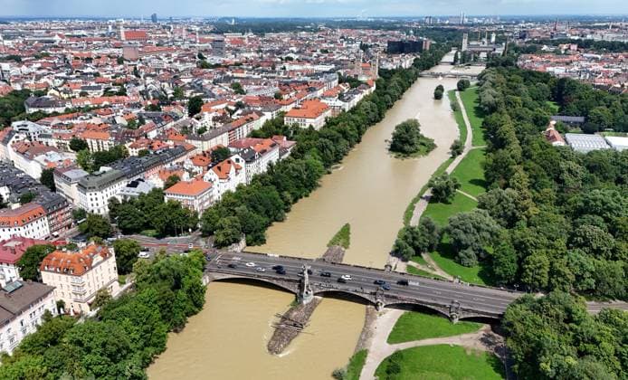 Hier der Blick auf die Isar in München mit erhöhtem Wasserpegel, Hochwasser, braune Brühe in der Höhe Wittelsbacher Brücke, noch ist es im Rahmen, Wasserstand, Regenfälle, nasses Wetter, Wittelsbacher Brücke und darüber das Deutsche Museum *** Here is the view of the Isar in Munich with increased water level, high water, brown broth at the height of Wittelsbacher Bridge, it is still within limits, water level, rainfall, wet weather, Wittelsbacher Bridge and above it the German Museum