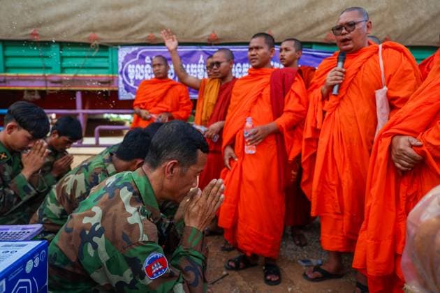 Bilder des Jahres 2025, News 07 Juli News Bilder des Tages Life in Cambodia following ceasefire with Thailand ODDAR MEANCHEY, CAMBODIA - JULY 29: Cambodian soldiers kneel to thanks the monks for donating cash and supplies to them, following the conclusion of a ceasefire deal between Cambodia and Thailand, in Oddar Meanchey, Cambodia, on July 29, 2025. Daniel Ceng Anadolu Oddar Meanchey Cambodia. Editorial use only. Please get in touch for any other usage.  Copyright: x2025xAnadoluxDanielxCengx