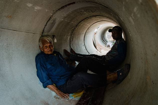 News Bilder des Tages July 29, 2025, Bangkok, Bangkok, Thailand: July 29,2025,Surin,Thailand, locals resident sit in a bomb shelter near the frontline amid the escalating conflict between Thailand and Cambodia Phanon Dong Rak district, Surin province, Thailand, Thailand and Cambodia exchanged heavy artillery fire as fighting extended on the sixth day , with both sides accusing each other of initiating the exchange in a disputed border area,Over 100,000 people have been forced to flee their homes in several Thai provinces bordering Cambodia as a result of clashes between Thai and Cambodian forces which have resulted in at least 35 deaths. The conflict stems from a decades long territorial dispute between the two nations. Thailand and Cambodia s leaders opened p - ZUMAw215 20250729_zip_w215_004 Copyright: xWissarutxWeerasoponx