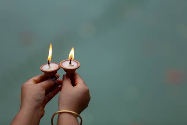 News Bilder des Tages Naag Panchami Observed In Nepal A Nepali Hindu devotee performs rituals while worshipping the serpent deity on the day of Naag Panchami at Naag Pokhari in Kathmandu, Nepal, on July 29, 2025. The fifth day of the bright half-moon of the Shrawan month, according to the lunar calendar, is regarded as Naag Panchami, a day dedicated to serpent deities. People flock to nearby ponds and Naag temples to worship the serpentine deity, marking the start of the festive season in the Himalayan nation. The festival of Naag Panchami is also regarded as a festival to strengthen the bond between humans and nature. On this particular day, farmers do not dig or plough the field; instead, they worship the deity by making idols from the mud of their fields. The  Copyright: xSubaasxShresthax originalFilename: shrestha-naagpanc250729_npMt0.jpg