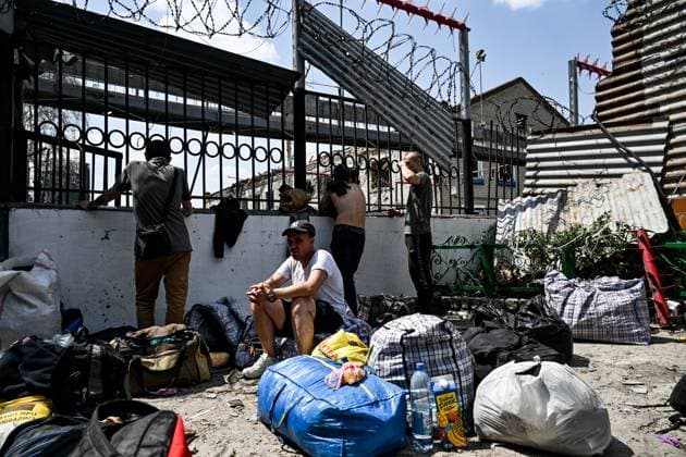 Bilder des Jahres 2025, News 07 Juli News Bilder des Tages Inmates await relocation from Bilenke Correctional Colony N99 damaged by a Russian air strike, Bilenke village, Zaporizhzhia region, Ukraine, July 29, 2025. At approximately 23:30 local time on Monday, July 28, Russian forces attacked the Bilenke Correctional Colony in the Zaporizhzhia region with four guided aerial bombs. The strike claimed the lives of 16 convicts and left 44 people injured. The facility’s canteen was destroyed, while the administrative headquarters and quarantine area sustained partial damage. (Photo by Dmytro Smolienko Ukrinform) Russian air strike on penal colony in Zaporizhzhia region  Copyright: xDmytroxSmolienkox