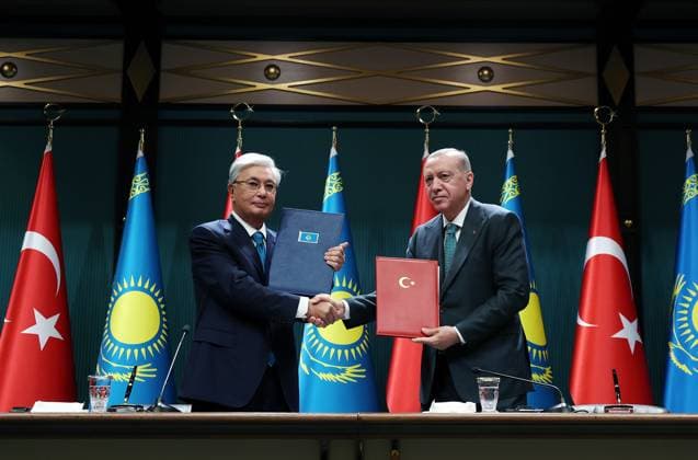 News Bilder des Tages Turkiye and Kazakhstan sign agreements in multiple fields ANKARA, TURKIYE - JULY 29: (----EDITORIAL USE ONLY - MANDATORY CREDIT - TURKISH PRESIDENCY MURAT CETINMUHURDAR HANDOUT - NO MARKETING NO ADVERTISING CAMPAIGNS - DISTRIBUTED AS A SERVICE TO CLIENTS----) Turkish President Recep Tayyip Erdogan (R) and his Kazakh counterpart Kassym-Jomart Tokayev (L) sign the joint declaration of the fifth meeting of the Turkiye-Kazakhstan High-Level Strategic Council during the signing ceremony in Ankara, Turkiye on July 29, 2025. Turkish Presidency Murat Cetinmuhurdar Handout Anadolu Ankara Turkey. Editorial use only. Please get in touch for any other usage.  Copyright: x2025xAnadoluxTurkishxPresidencyx xMuratxCetinmuhurdarx xHandoutx