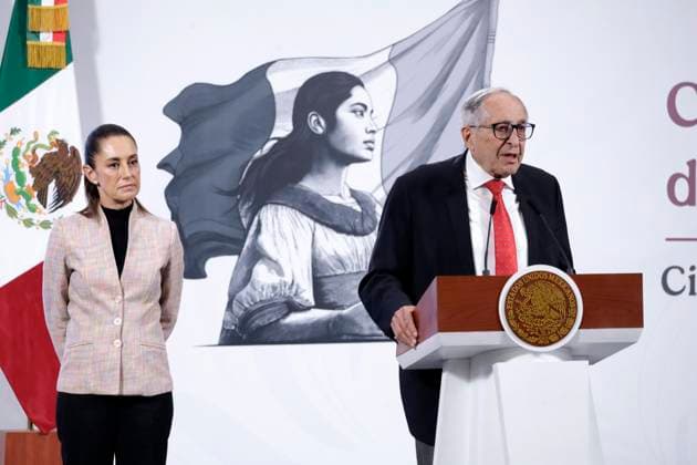 MexicoÃ¢â‚¬â ¢s President Claudia Sheinbaum Pardo is seen behind while Mexico s Health Minister, David Kershenobich Stalnikowitz speaks during a press conference about the health services programs at the National Palace. on July 29, 2025 in Mexico City, Mexico. Mexico City MEX - ZUMAe321 20250729_zia_e321_002 Copyright: xLuisxBarronx
