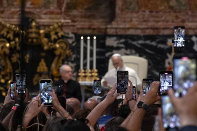 News Bilder des Tages Pope greets participants in the Jubilee of Digital Missionaries and Catholic Influencers Faithful film Pope Leo XIV with their cell phones as he speaks at the end of a Mass for the Jubilee of Digital Missionaries and Catolic Influencers celebrated by Cardinal Luis Antonio Tagle in St. Peter s Basilica in the Vatican Vatican City Vatican City Holy See Copyright: xMariaxGraziaxPicciarellax