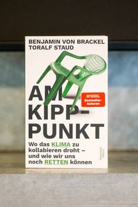 Book launch of Am Kipppunkt Wo das Klima zu kollabieren droht und wie wir uns noch retten können by Toralf Staud and Benjamin von Brackel Berlin, 29 7 2025 Book at the book launch of Am Kipppunkt Wo das Klima zu kollabieren droht und wie wir uns noch retten können in Berlin Berlin Copyright: xMatthiasxGränzdörferx