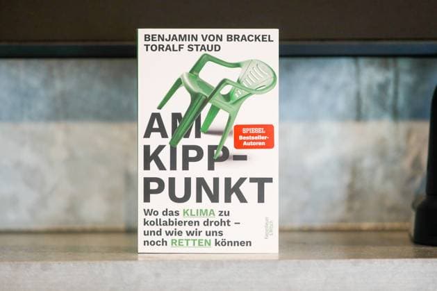 Book launch of Am Kipppunkt Wo das Klima zu kollabieren droht und wie wir uns noch retten können by Toralf Staud and Benjamin von Brackel Berlin, 29 7 2025 Book at the book launch of Am Kipppunkt Wo das Klima zu kollabieren droht und wie wir uns noch retten können in Berlin Berlin Copyright: xMatthiasxGränzdörferx