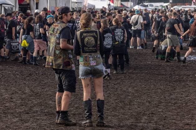 Wacken 2025 Fans trotzen dem angesagten Regen Obwohl für den Mittwoch, dem Tag der Eröffnmung, extreme Schauer in Wacken angesagt wurden feiern die Fans in Wacken den Dienstag voller Hoffnung, der Kelch möge vorüberziehen. Bereits jetzt sind die Wege sichtbar betroffen. All dies jedoch tut der Stimmung keinen Abbruch. Wacken Wacken Open Air Schleswig-Holstein Deutschland _5DL6683 *** Wacken 2025 fans defy the forecast rain Although extreme showers have been forecast for Wednesday, the day of the opening ceremony, the fans in Wacken are celebrating Tuesday full of hope that the cup may pass The paths are already visibly affected All this, however, does not dampen the mood Wacken Wacken Open Air Schleswig Holstein Germany 5DL6683