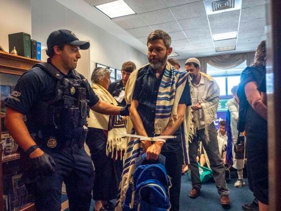 Bilder des Jahres 2025, News 07 Juli July 29, 2025, Washington, District Of Columbia, USA: The US Capitol Police arrest 27 rabbis following an act of civil disobedience inside the office of US Senate Majority Leader John Thune. The members of the Jewish clergy seek to draw attention to the need for immediate action to provide food aid to Gazas population. Washington USA - ZUMAd155 20250729_znp_d155_008 Copyright: xSuexDorfmanx
