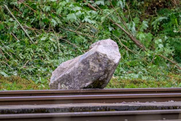 GER, Triberg, Schwarzwald, Baden-Wuerttemberg, Gesperrte Bahnstrecke nach Felsrutsch, Bahnhof, Zufahrt, ein ca 0,75 Tonnen schwerer Felsbrocken blockiert das Gleis, 30.07.2025 *** GER, Triberg, Black Forest, Baden Wuerttemberg, Closed railroad line after rock slide, railroad station, access road, a boulder weighing approx. 0.75 tons blocks the track, 30 07 2025 Copyright: HMBxMedia UwexKoch