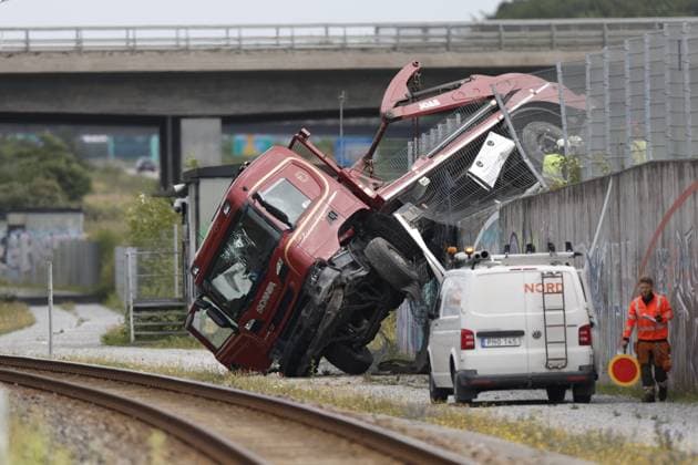 Bilder des Jahres 2025, News 07 Juli Malmö, SVERIGE 20250730 Hängande lastbil stoppar tagen till Danmark vid Svagertorp, utanför Malmö HÄLLEVIK SVERIGE x10600x *** Malmö, SWEDEN 20250730 Hanging truck stops train to Denmark at Svagertorp, outside Malmö HÄLLEVIK SWEDEN x10600x  Copyright: xAndreasxHillergren TTx LASTBIL PA TAGSPAR FgbU1JeZKp0
