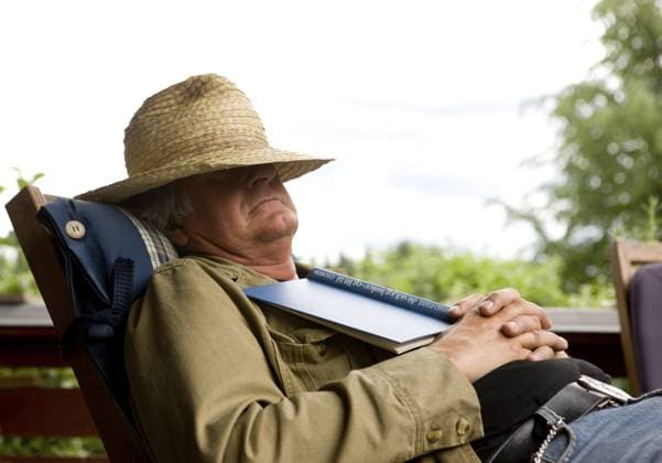 Älterer Mann ruht sich auf einer Veranda aus. Gesicht durch Strohhut verdeckt. Hält ein Buch Elderly man resting on veranda. Face covered by straw hat. Holding book Copyright: imageBROKER ElisabethxHoiberg ibxhoi14448425.jpg ,model released, Symbolfoto ,property released