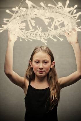 Junges Mädchen mit Deckenlampe. Nimbus Young girl with ceiling lamp. Nimbus Copyright: imageBROKER ElisabethxHoiberg ibxhoi14451809.jpg ,model released, Symbolfoto ,property released