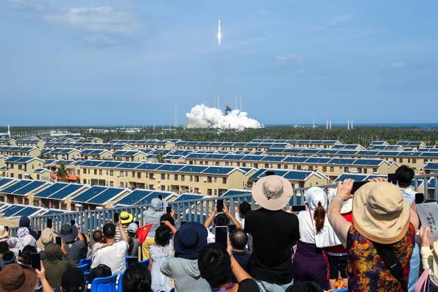 WENCHANG, CHINA - JULY 30: Spectators take photos as a Long March-8A carrier rocket carrying a group of low Earth orbit satellites blasts off from the Hainan commercial spacecraft launch site on July 30, 2025 in Wenchang, Hainan Province of China. The satellite group, the sixth of its kind that will constitute an internet constellation, was launched at 3:49 p.m. aboard a Long March-8A carrier rocket. The satellites entered the preset orbit successfully.  Copyright: xChinaxNewsxServicex 111582422080