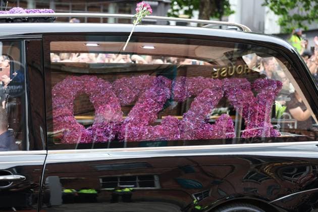 . 30 07 2025. Birmingham , United Kingdom. Sharon Osbourne and family members look at floral tributes as the funeral procession of Ozzy Osbourne stops at Black Sabbath Bridge in Birmingham, United Kingdom.  xStephenxLockx xi-Imagesx IIM-26131-0038