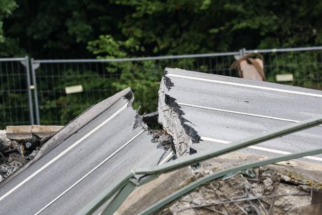 Sprengung Zeller Brücke B 45 am 30.Juli 2025 - Brückensprengung Talbrücke an der B45 bei Bad König Zell (Hessen Mobil) Zur Brückensperrung Ende April musste die Talbrücke, die die Odenwaldbahn, einen Radweg und die Mümling bei Bad König Zell überführt, zur Sicherheit für alle Verkehrsteilnehmenden in beide Fahrtrichtungen gesperrt werden, nachdem Risse im Beton festgestellt worden waren. Die von Hessen Mobil ins Leben gerufene Projekt-Taskforce konnte bereits weitreichende Entscheidungen für den schnellstmöglichen Abbruch der Brücke treffen und stimmt sich parallel bereits zum Ersatzneubau der Brücke ab v.l., die gesprengte Brücke, Details Aufnahmen *** Demolition of the B45 Zell bridge on July 30, 2025 Demolition of Copyright: JoaquimxFerreira