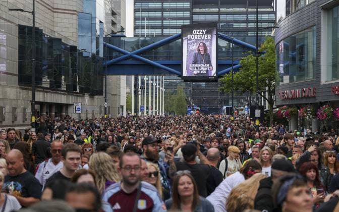 Ozzy Osbourne funeral cortege Ozzy Osbourne fans pay their respects as his funeral cortege travels through his home city of Birmingham ..Thousands pack the city centre.  Copyright: xSimonxJonesx NINTCHDBPICT001013317244