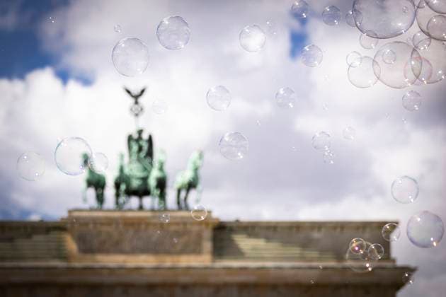 Seifenblasen vor dem Brandenburger Tor in Berlin, 30.07.2025. Berlin Deutschland *** Soap bubbles in front of the Brandenburg Gate in Berlin, 30 07 2025 Berlin Germany Copyright: xAmreixSchulzx