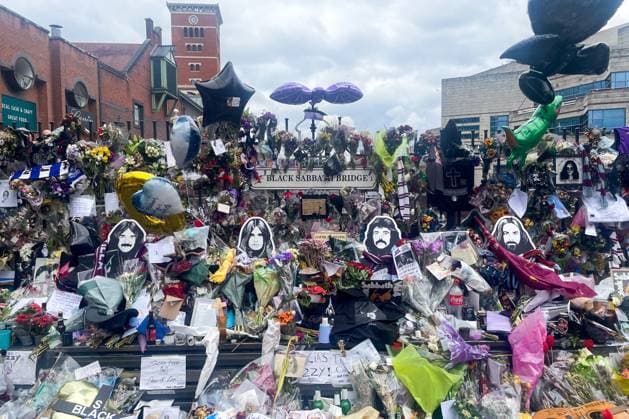 Bilder des Jahres 2025, Entertainment 07 Juli UNITED KINGDOM, BIRMINGHAM - JULY 30, 2025: A makeshift memorial honours Ozzy Osbourne, the late frontman of Black Sabbath, on the day of his funeral in his native city. The rock singer passed away on July 22 at the age of 76 Birmingham United Kingdom  - ZUMAt113 20250730_zaa_t113_205 Copyright: xNikitaxKruchinenkox