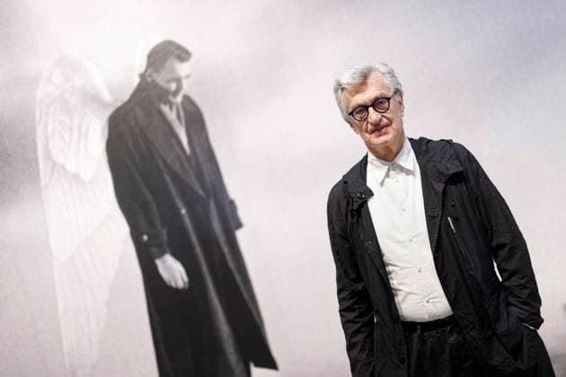 Bilder des Jahres 2025, Entertainment 07 Juli Filmregisseur Wim Wenders vor einer Szene aus seinem Film Der Himmel über Berlin beim Pressetermin zur immersiven Ausstellung W.I.M. Die Kunst des Sehens in der Bundeskunsthalle. Die Ausstellung zeigt neben seinen filmischen Arbeiten auch sein künstlerisches Gesamtwerk wie Fotoarbeiten und frühe Collagen und Zeichnungen. Wenders wird 2025 80 Jahre alt. Bonn, 30.07.2025 NRW Deutschland *** Film director Wim Wenders in front of a scene from his film The Sky Over Berlin at the press event for the immersive exhibition W I M The Art of Seeing at the Bundeskunsthalle In addition to his cinematic works, the exhibition also shows his complete artistic oeuvre such as photographic works and early collages and drawings Wenders will be 80 years Copyright: xChristophxHardtx