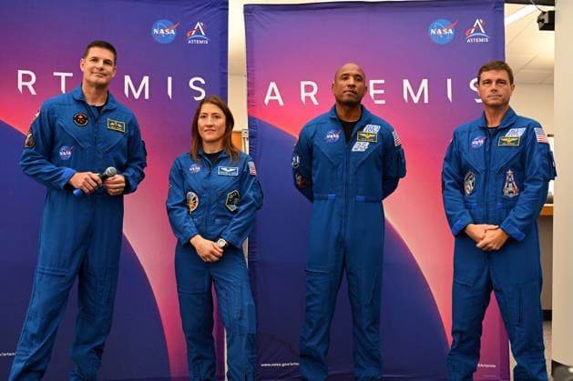 The Artemis II crew, Canadian Space Agency astronaut Jeremy Hansen and NASA astronauts Christina Koch, Victor Glover and Reid Wiseman (l to r) discuss upcoming test activities with the media at the Kennedy Space Center, Florida on Wednesday July 30, 2025. The crew is on hand to conduct fit checks with the Orion spacecraft. The mission, scheduled to circumnavigate the moon, is slated for launch as early as April 2026  KSP2025073002 JOExMARINO