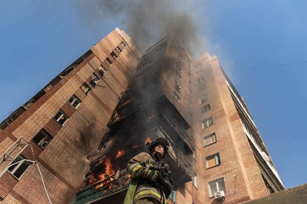 Bilder des Jahres 2025, News 07 Juli Aftermath of Russian drone strike in Ukraine s Kostiantynivka KOSTIANTYNIVKA, UKRAINE - JULY 30: Flames and black smoke rise from burning building as Ukrainian emergency service workers extinguish a fire that broke out after a Russian FPV drone hit a building in Kostiantynivka, Ukraine, on July 30, 2025. Diego Herrera Carcedo Anadolu Kostiantynivka Ukraine. Editorial use only. Please get in touch for any other usage.  Copyright: x2025xAnadoluxDiegoxHerreraxCarcedox