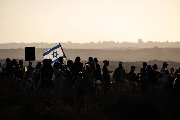 Israeli settlers march to Gaza border, demand resettlement ISRAEL - JULY 30: Jewish settlers and far-right activists march from Sderot toward the northern border of Gaza, calling for the re-establishment of settlements in the territory, on July 30, 2025, in Israel. Chanting slogans such as We are returning to Gaza, the demonstrators carried Israeli flags throughout the march. Mostafa Alkharouf Anadolu Israel Israel. Editorial use only. Please get in touch for any other usage.  Copyright: x2025xAnadoluxMostafaxAlkharoufx