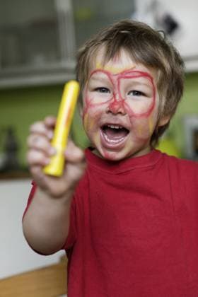 Junge hält Buntstift mit gemaltem Gesicht Boy Holding Crayon With Painted Face Copyright: imageBROKER ElisabethxHoiberg ibxhoi14449666.jpg ,model released, Symbolfoto ,property released