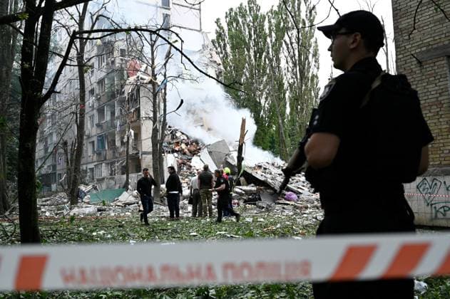 A police officer stands guard outside a section of a nine-storey apartment block in the Sviatoshynskyi district destroyed by the Russian missile and drone attack on Kyiv, July 31, 2025. Six people have died in the capital, including a six-year-old boy and his mother, and dozens of people are injured. (Photo by Danylo Antoniuk Ukrinform) Russian attack on Kyiv demolishes section of apartment block  Copyright: xDANYLOxANTONIUKx
